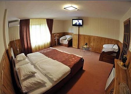 Trojka Hotel Es Panzio Szolnok Habitación foto